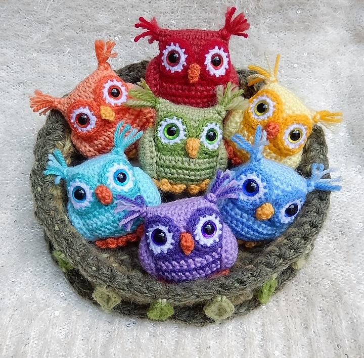 nesting-rainbow-owls